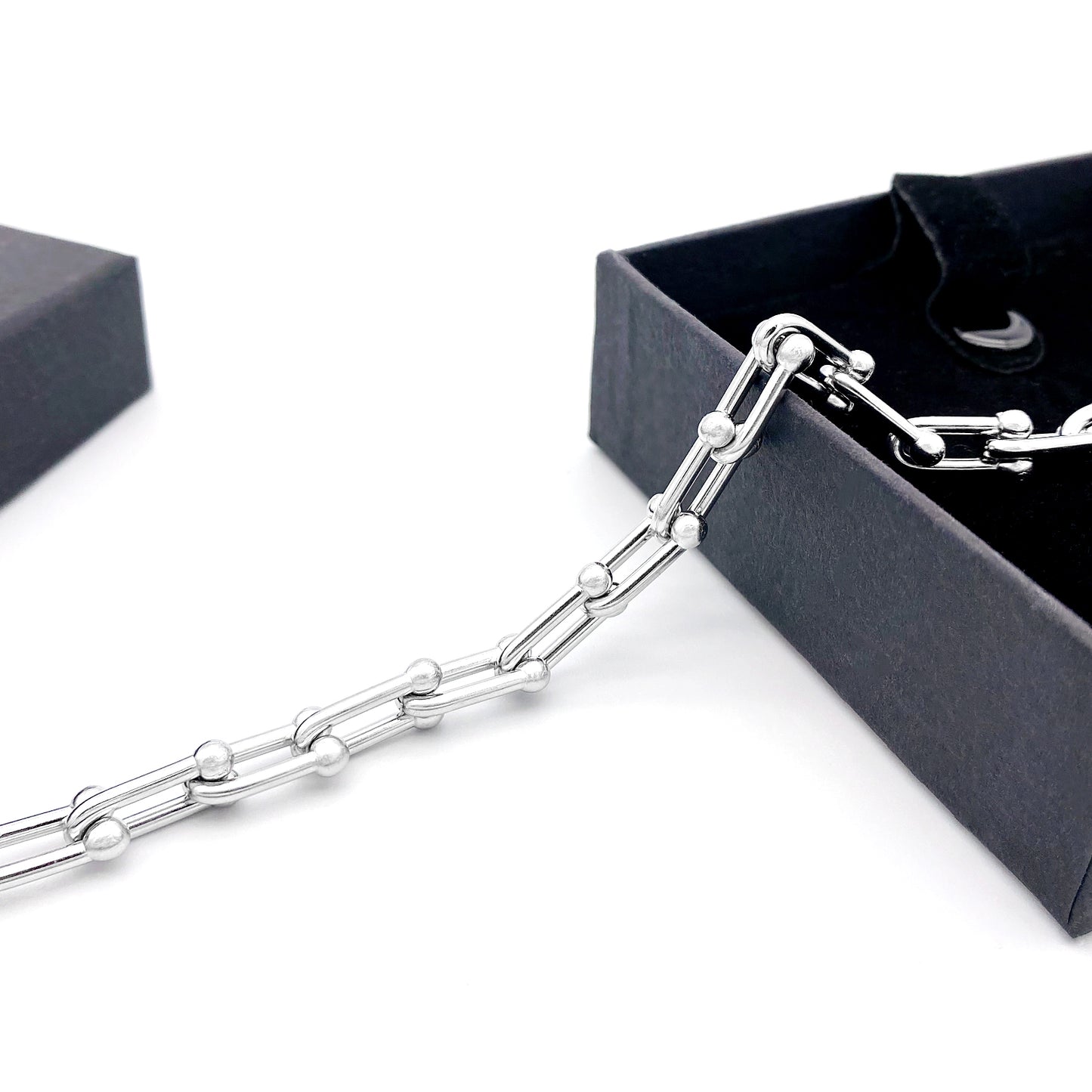 ARMOURED SHACKLE
