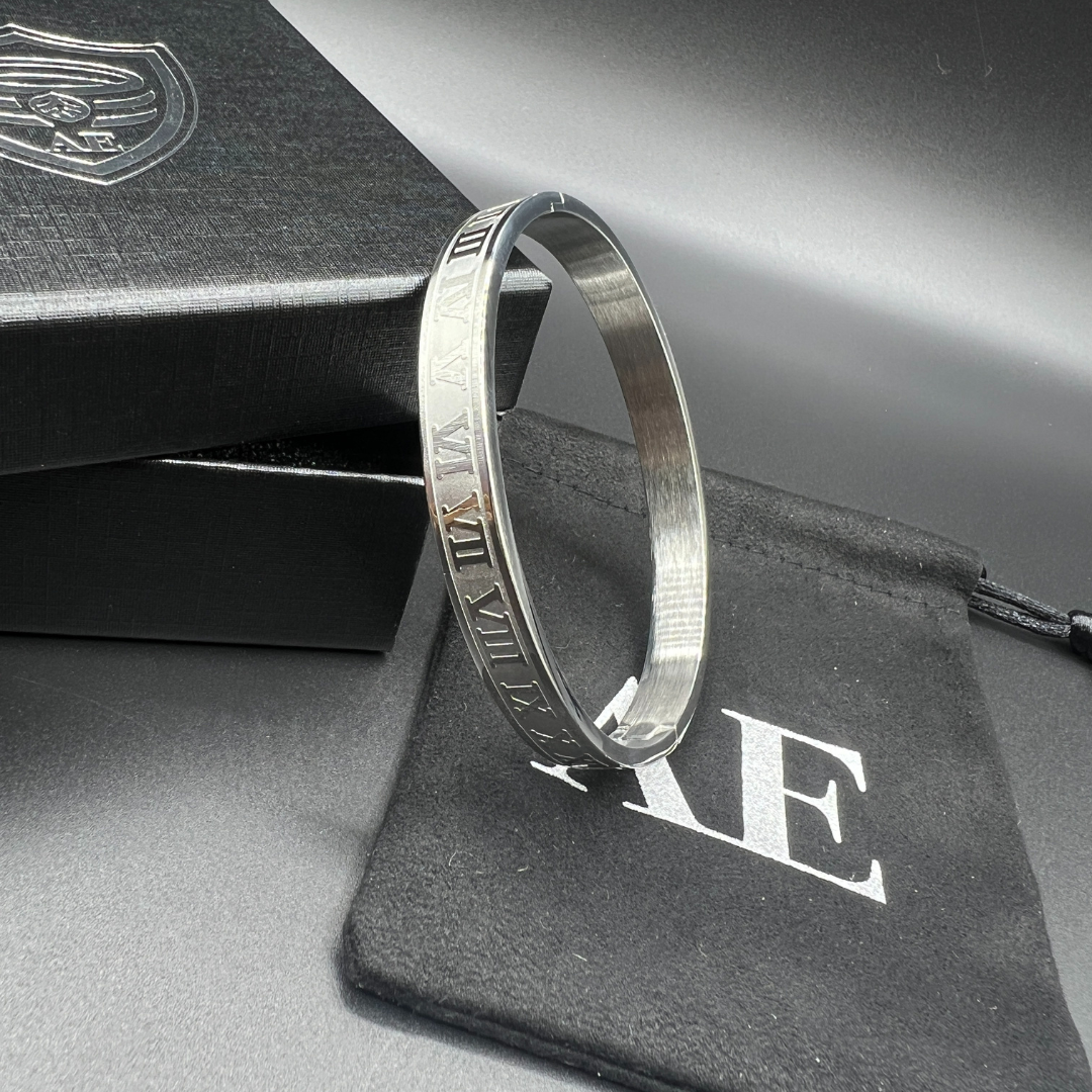 TIMELESS TITAN BANGLE
