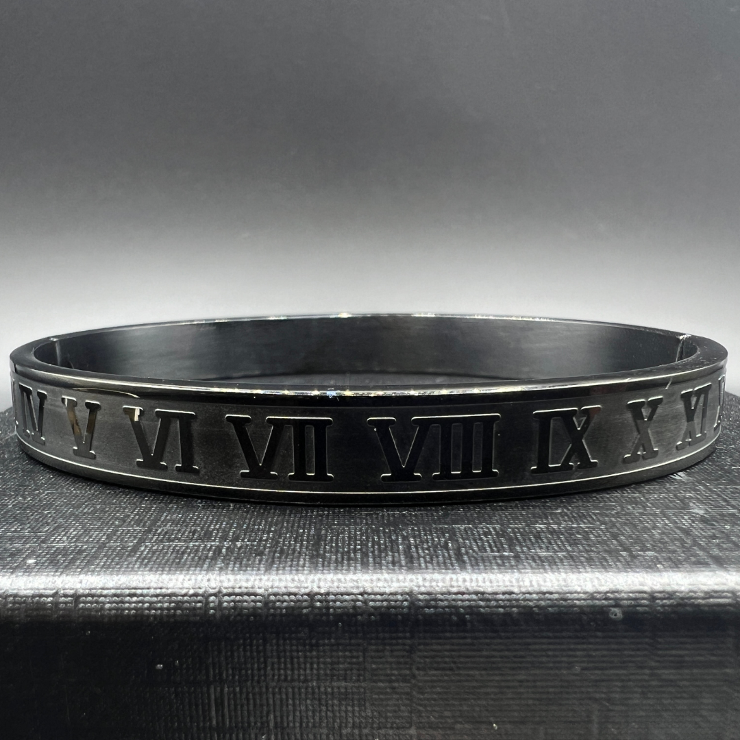 TIMELESS TITAN BANGLE