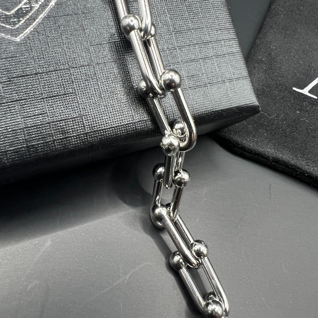 ARMOURED SHACKLE