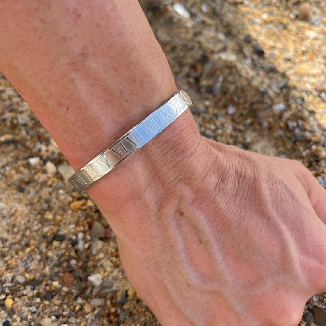 TIMELESS TITAN BANGLE